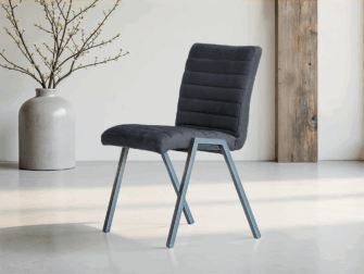 Donkergrijze eetkamerstoel met luxe bekleding en metalen frame