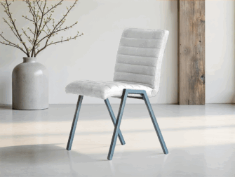 Witte designstoel met zachte stof en strak onderstel