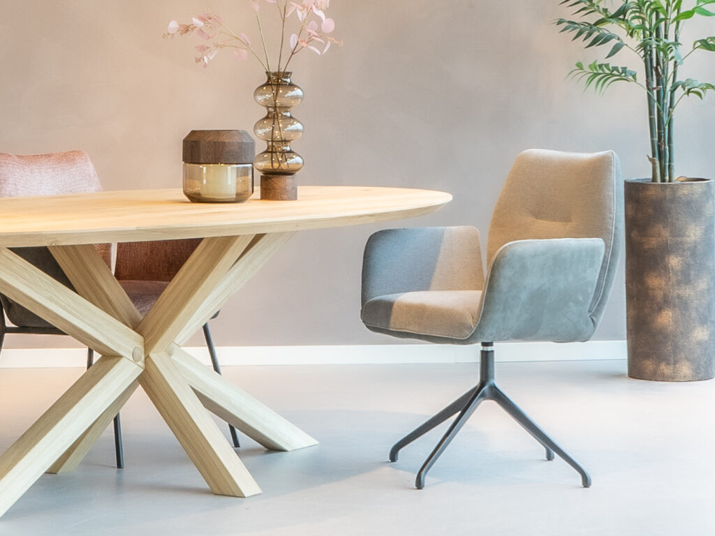 Grijze eetkamerstoel met draaipoot en zowel leren als stof bekleding