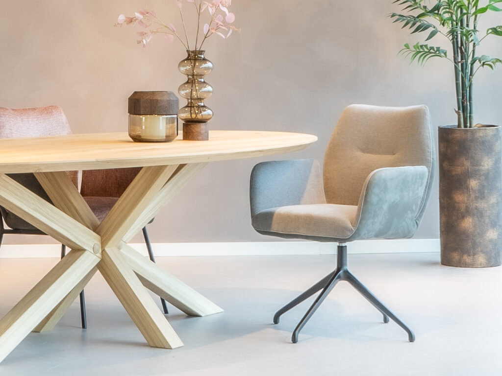 Eetkamerstoel in grijze bekleding en zwarte metalen draaipoot