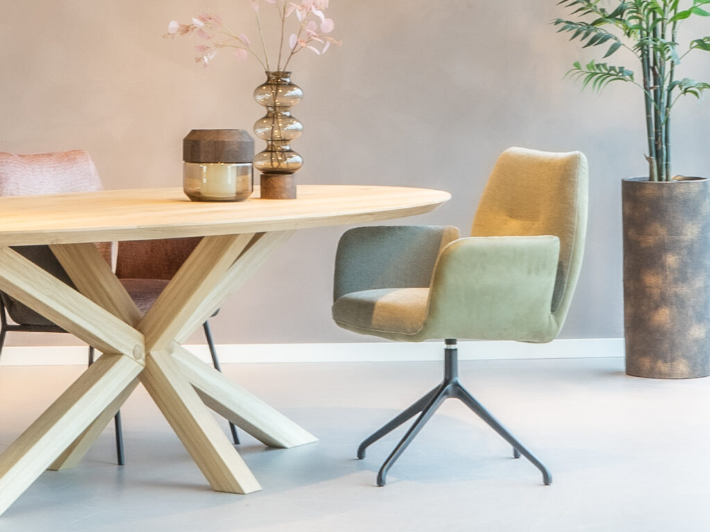 Groene leren draaibare eetkamerstoel met zowel leer als stoffen bekleding