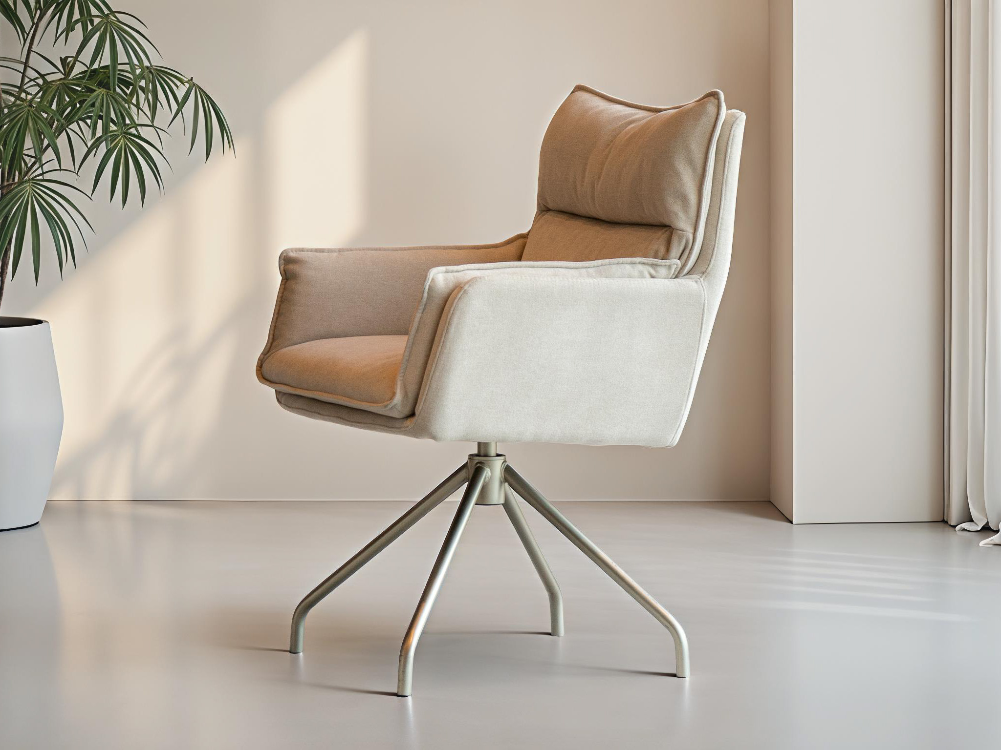 Zandkleurige eetkamerstoel met beklede armleuningen en rugsteun