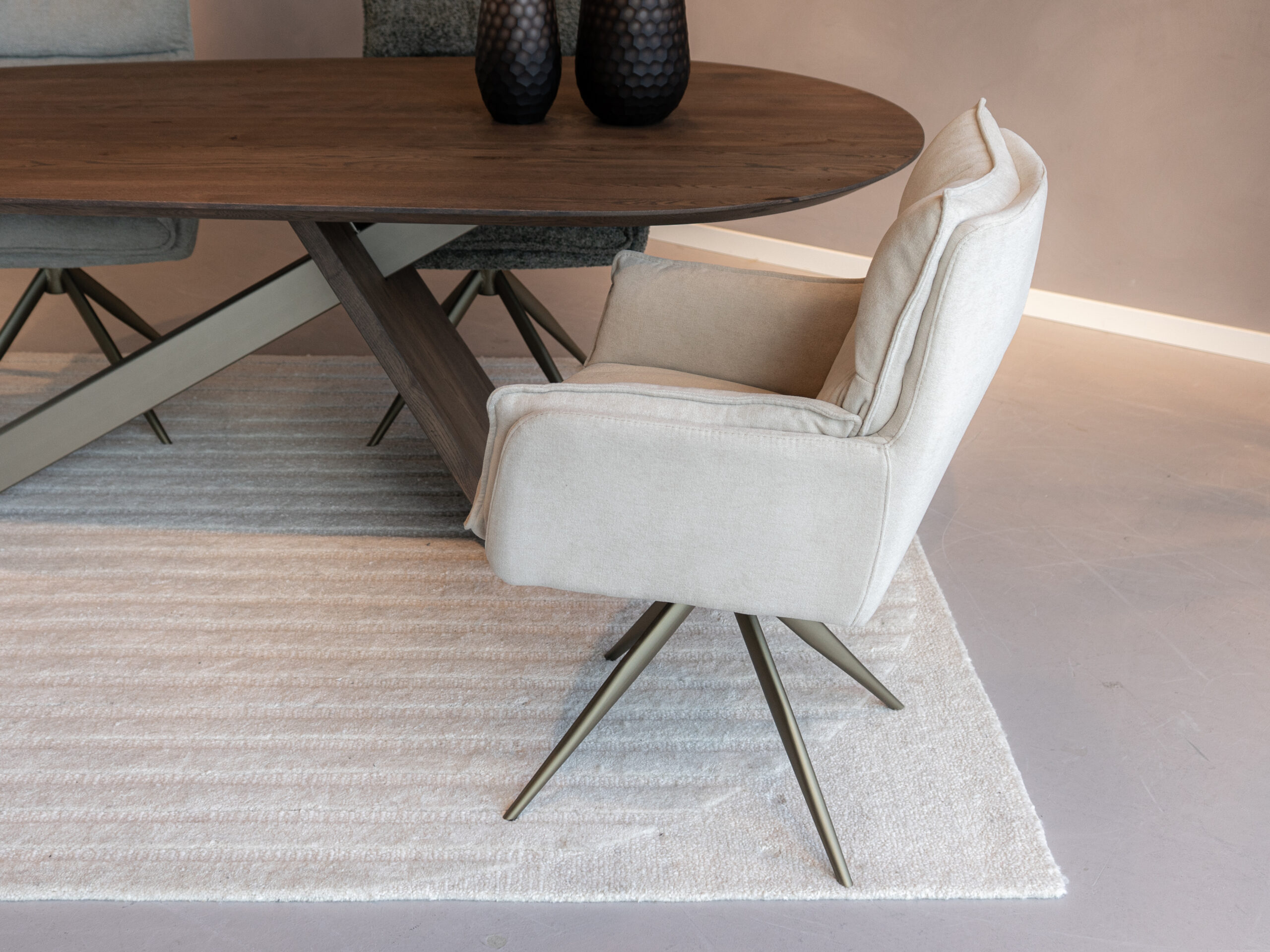 eetkamerstoel met draaifunctie, metalen gekleurde poten en een comfortabele witte stoffen zitting