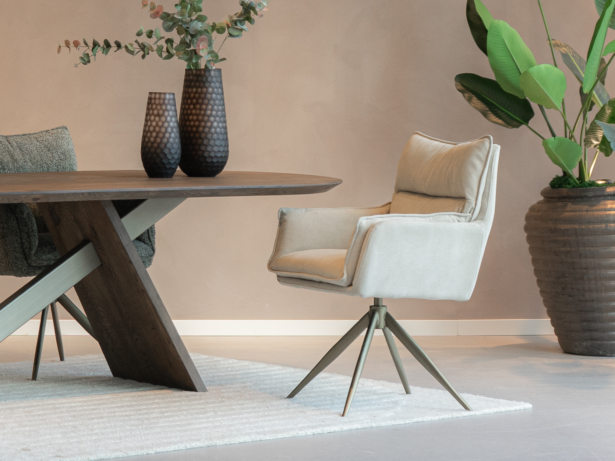 eetkamerstoel met 360-graden draaifunctie en luxe uitstraling