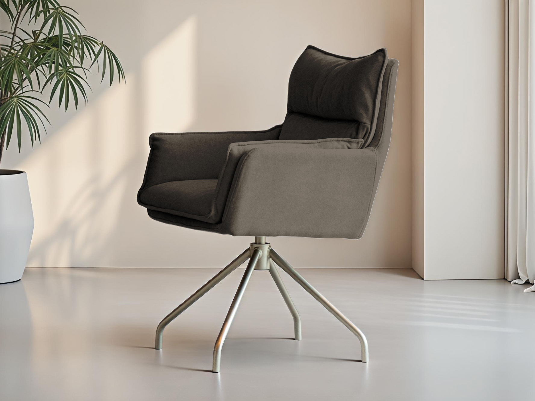 Zachte draaistoel met elegante lichtbruine bekleding en stevige zit