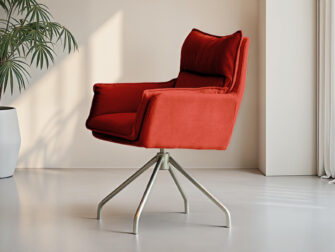 Eetkamerstoel in felrode stof met sierlijke vormgeving