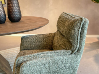 groene draaistoel met een elegant ontwerp en een stevige basis, ideaal voor kantoor en werkruimte