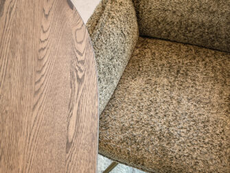 stijlvolle groene draaistoel met zachte bekleding en een robuust metalen onderstel