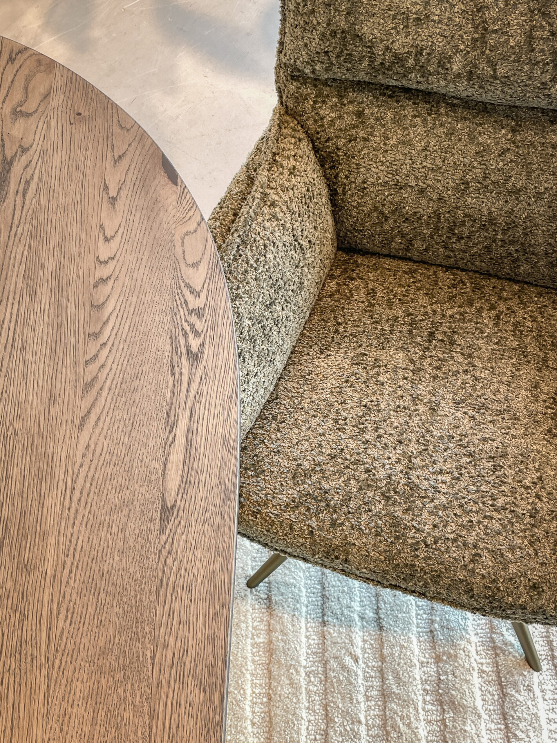 stijlvolle groene draaistoel met zachte bekleding en een robuust metalen onderstel