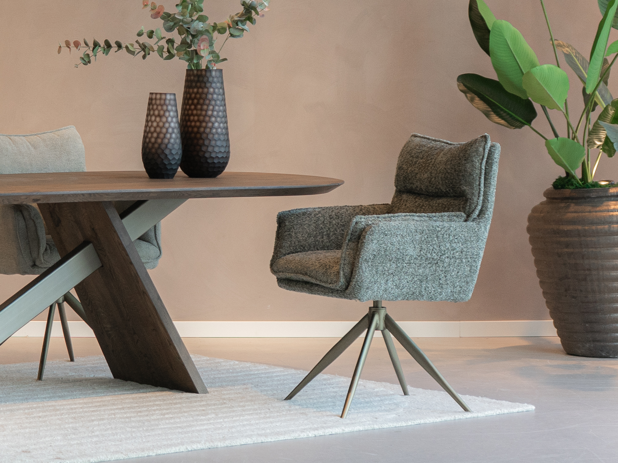 eetkamerstoel met draaibare functie, stevige metalen poten in een moderne kleur en een zachte groene zitting