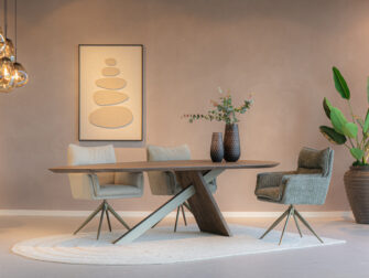 gestoffeerde eetkamerstoel met extra brede zitting en comfortabele armleuningen