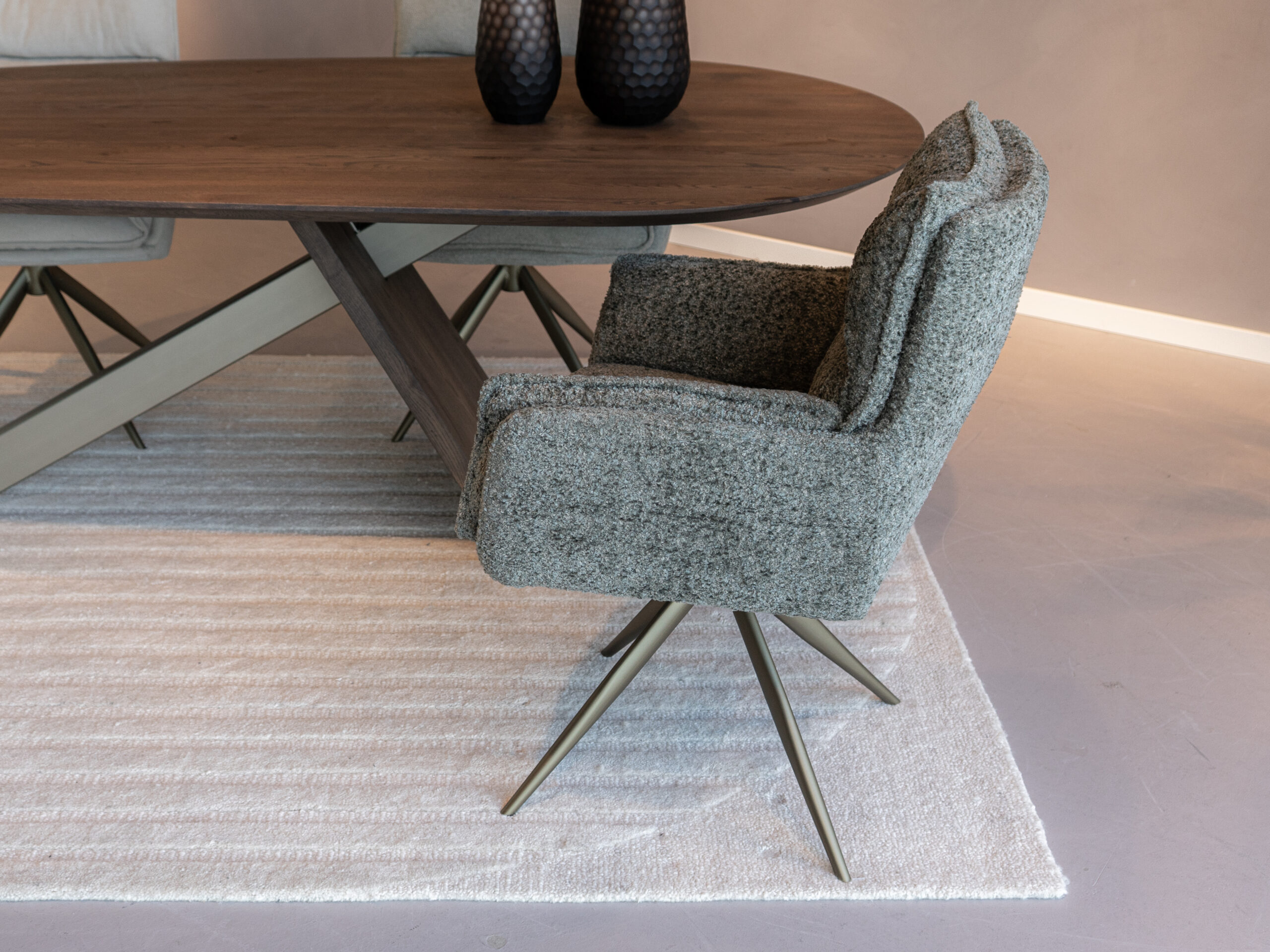 moderne eetkamerstoel met draaifunctie, metalen poten in een trendy kleur en een luxe groene bekleding