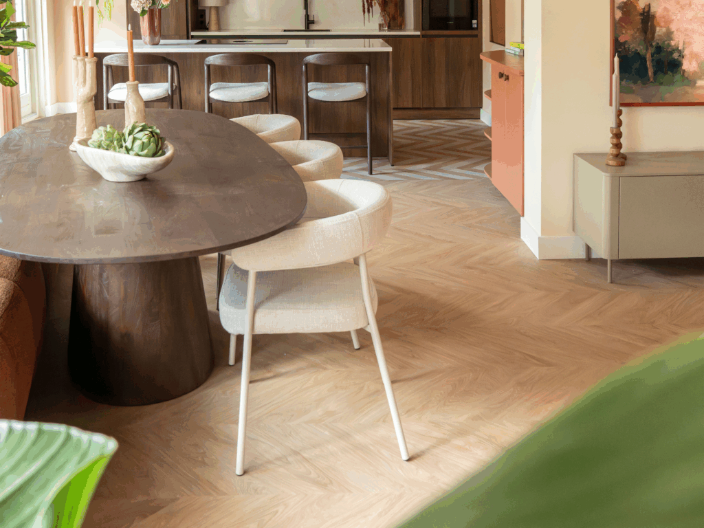 Moderne eetkamerstoel met gestoffeerde zitting en gebogen rug