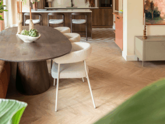 Moderne eetkamerstoel met gestoffeerde zitting en gebogen rug