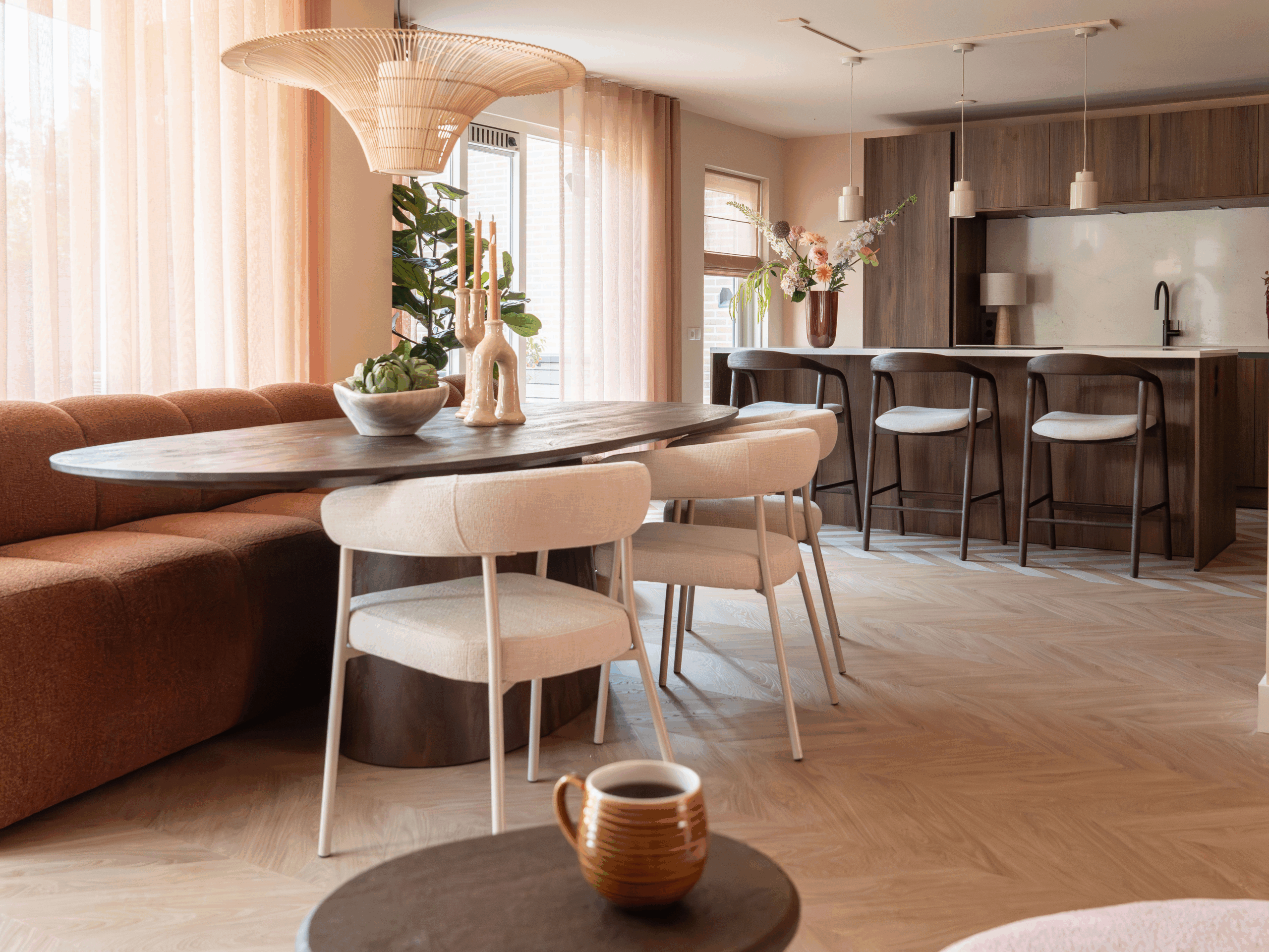 Eetkamerstoel met slanke poten en comfortabele kuipvorm