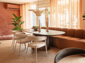 Designstoel met zachte armsteunen geïntegreerd in de rugleuning