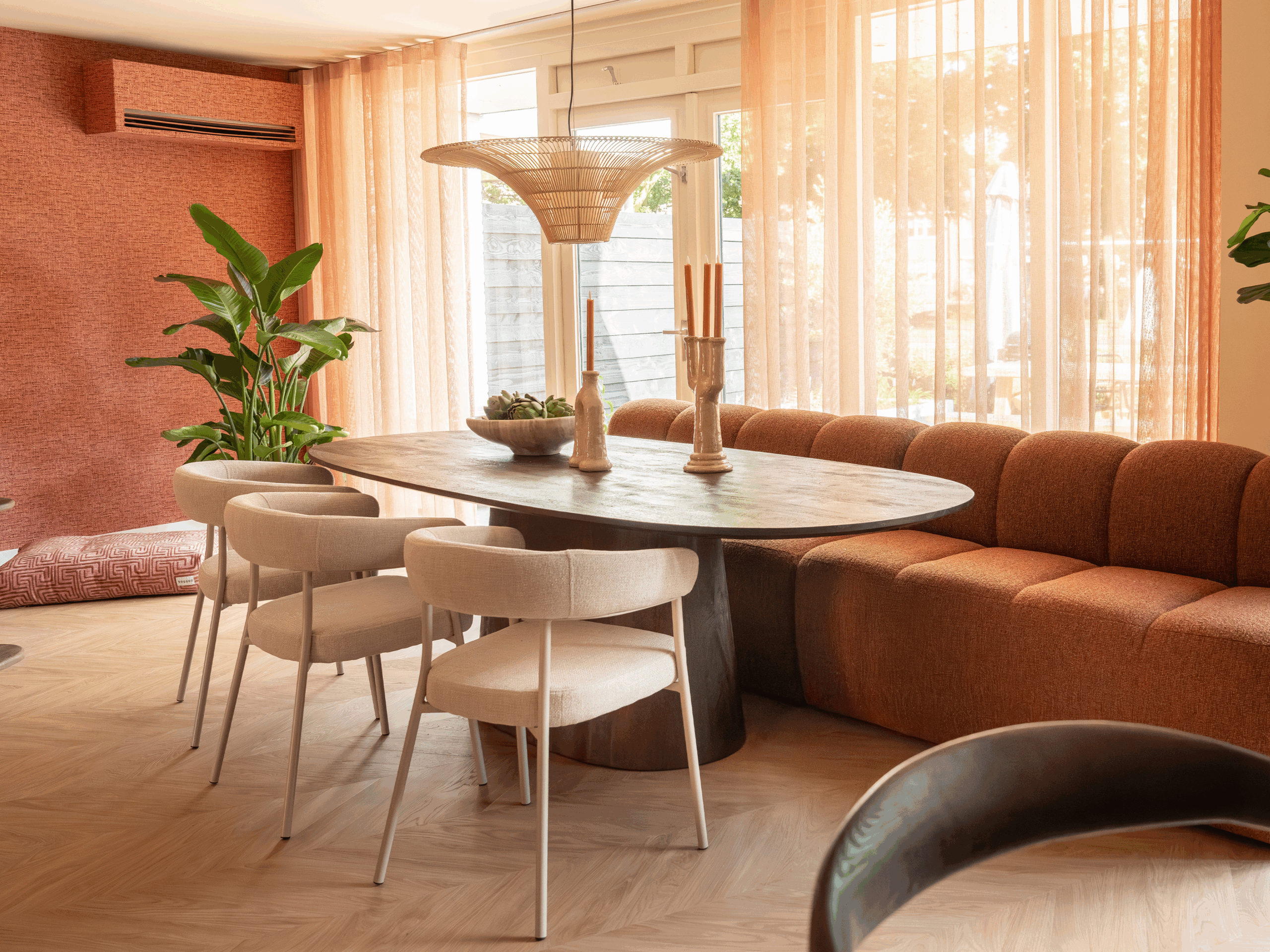 Designstoel met zachte armsteunen geïntegreerd in de rugleuning