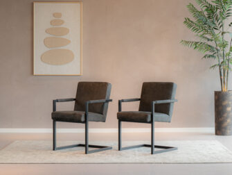 Donkergrijze eetkamerstoel met comfortabele armleuningen en sledeframe