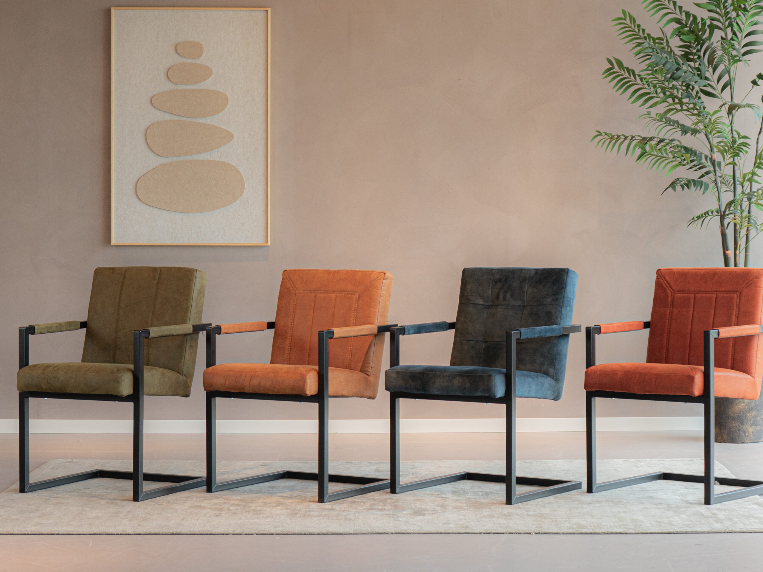 Set eetkamerstoelen in verschillende kleuren, stijlvol gecombineerd