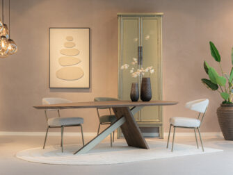 eettafel van eikenhout met stoelen voor in een woonkamer