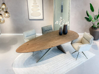 elegante eiken eetkamertafel met houten poten en metalen frame