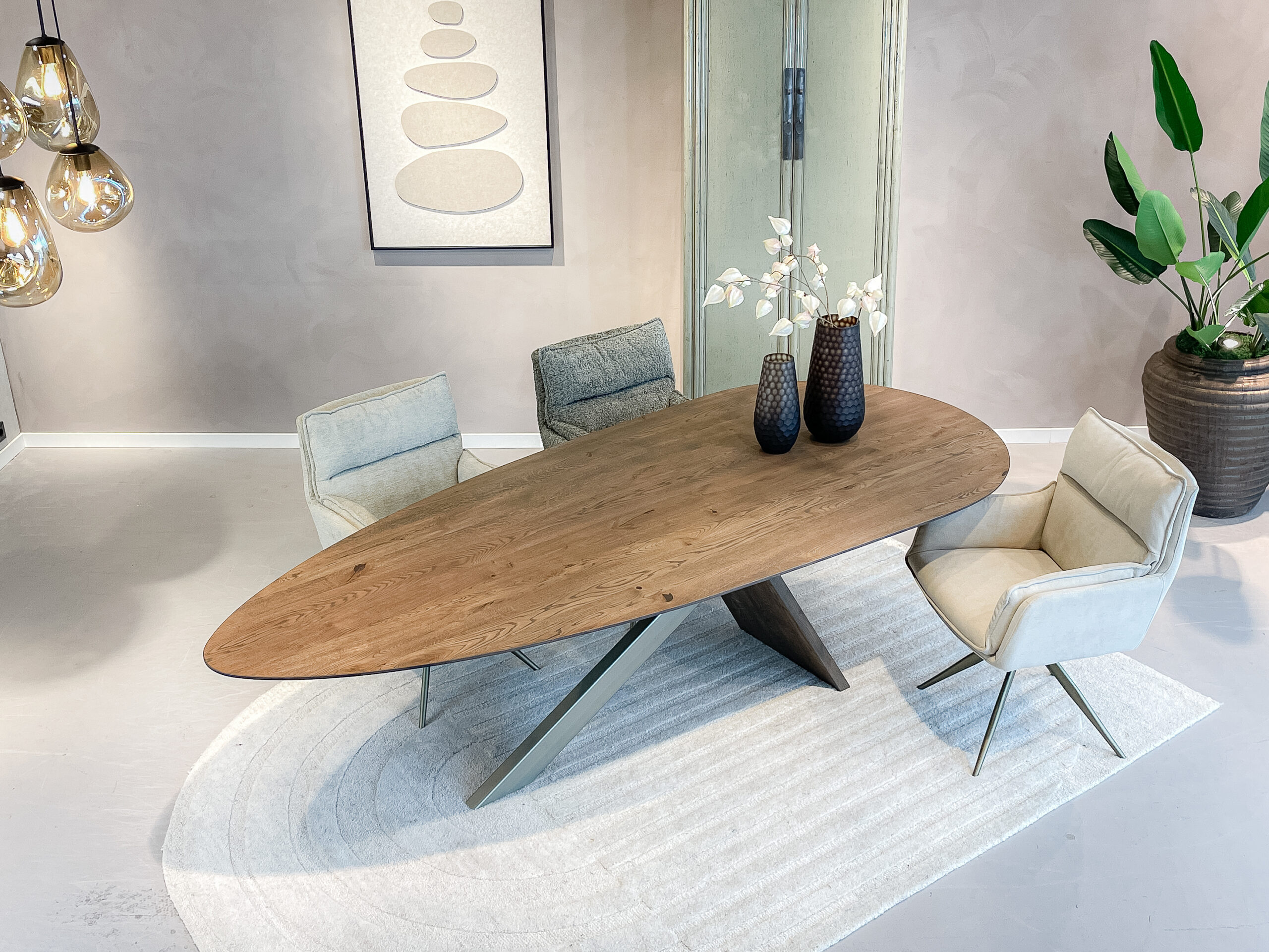 elegante eiken eetkamertafel met houten poten en metalen frame