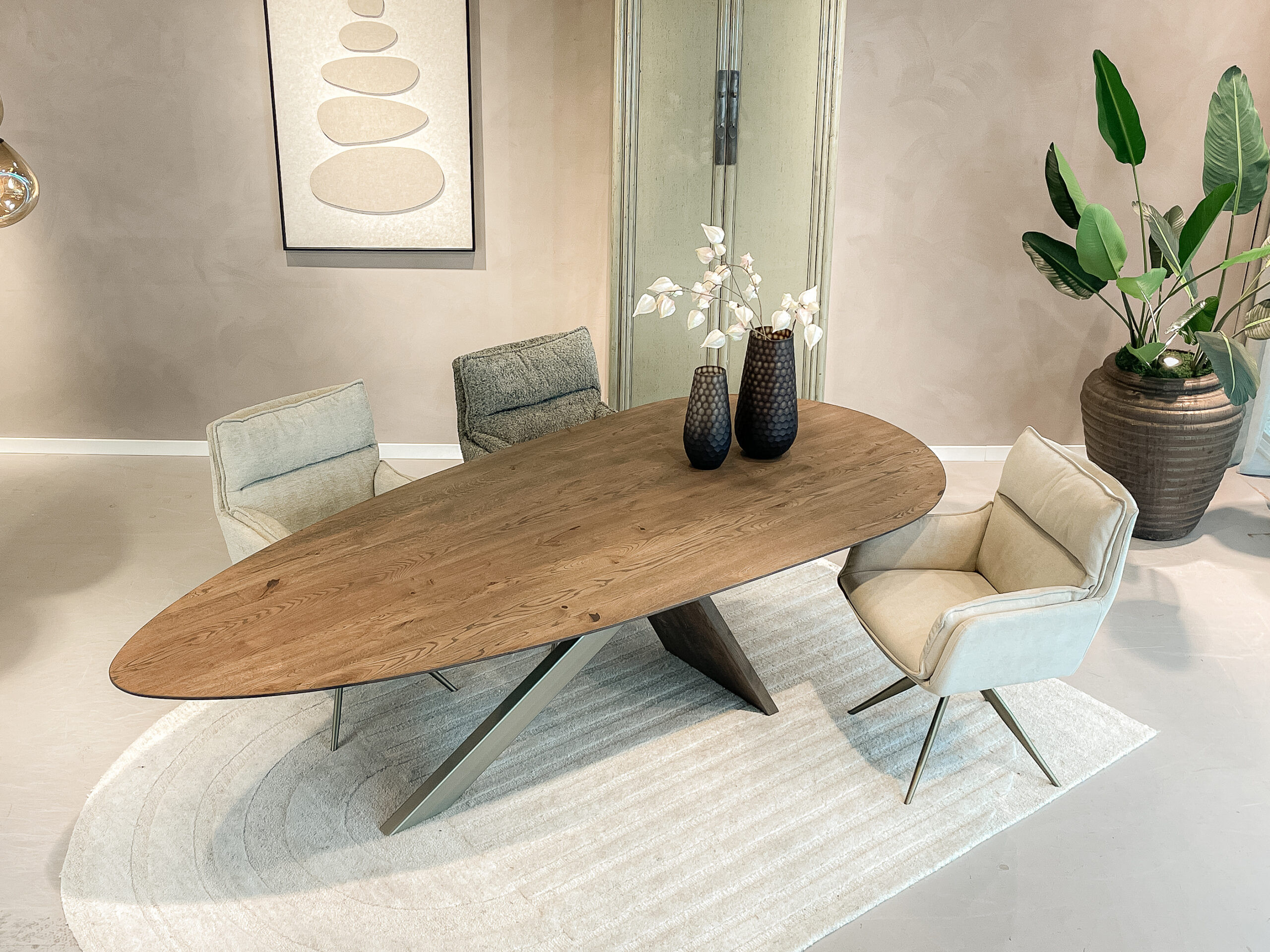 eikenhouten tafel met houten poten en een metalen onderstel