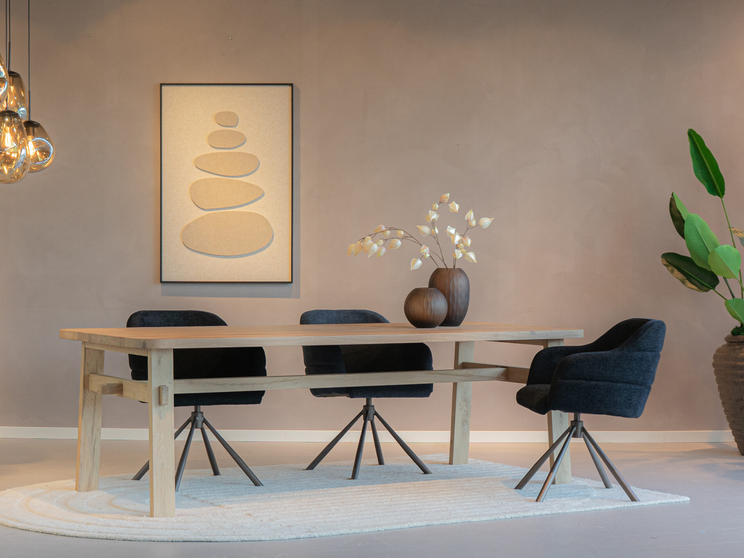 eiken houten eettafel met strakke, houten poten