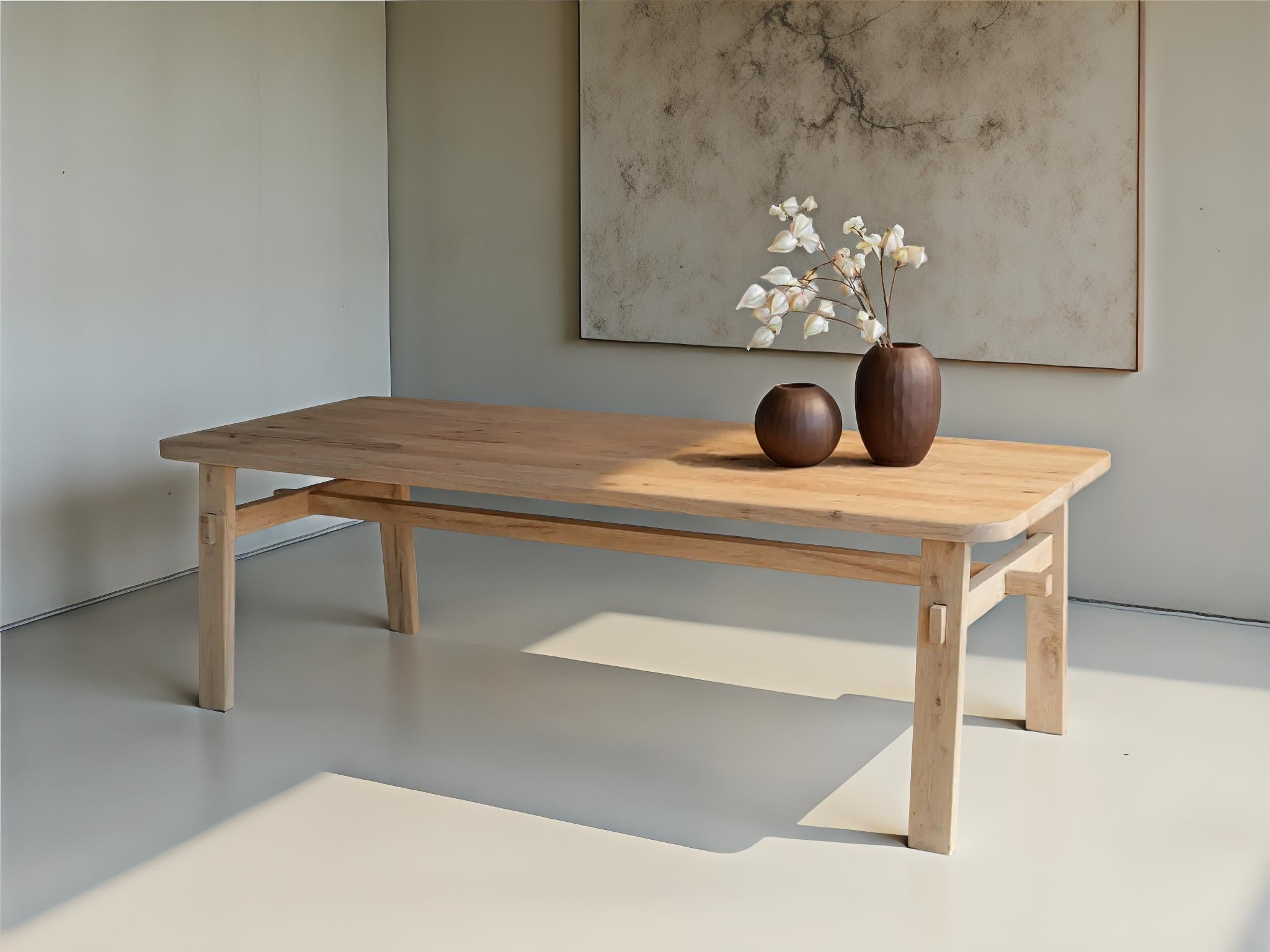 Massief eiken eettafel met natuurlijke afwerking en royale vorm