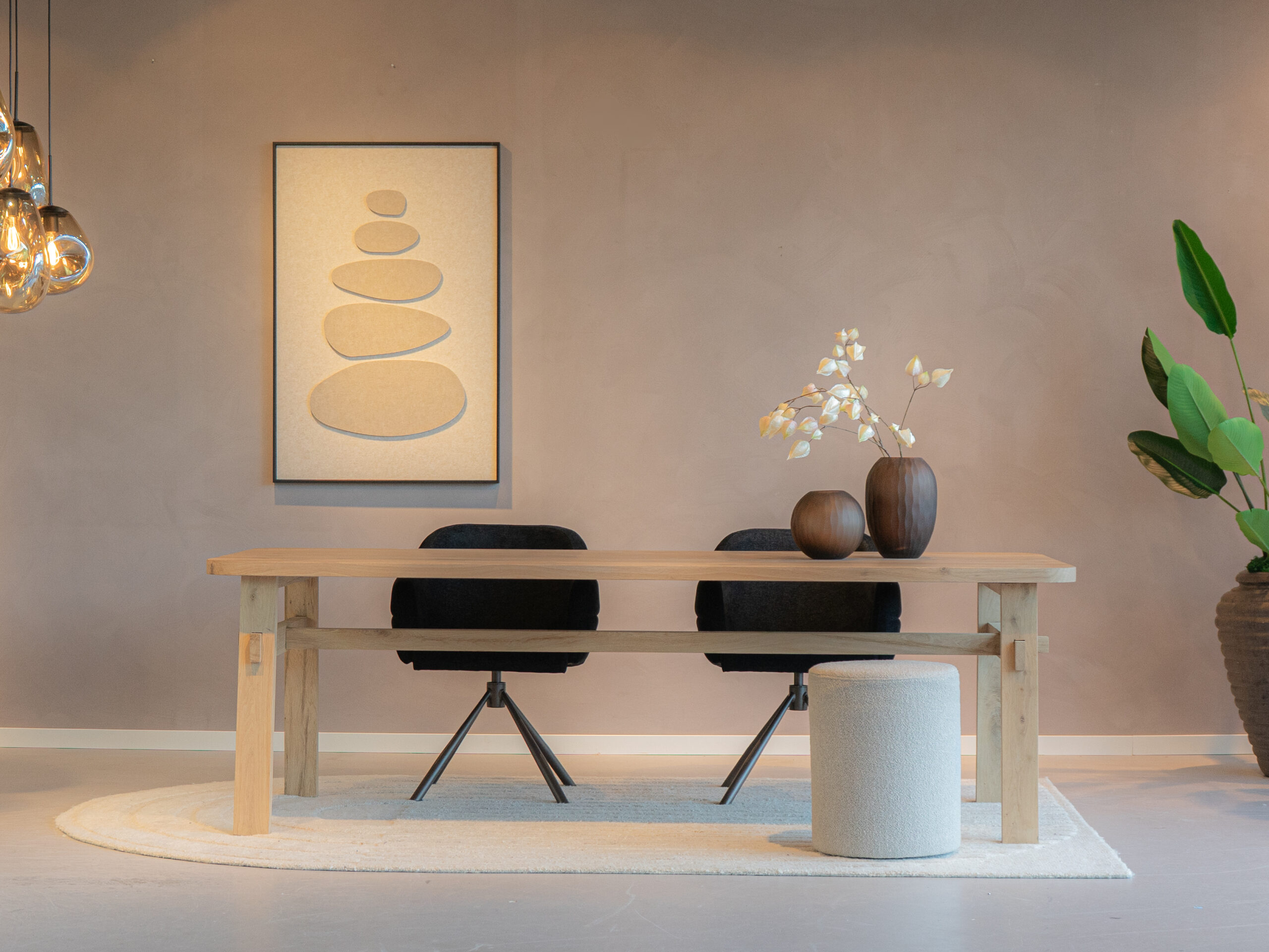 handgemaakte eikenhouten eettafel met stevige rechte poten