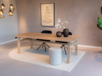 handgemaakte eiken tafel met subtiele houten poten en een moderne flair