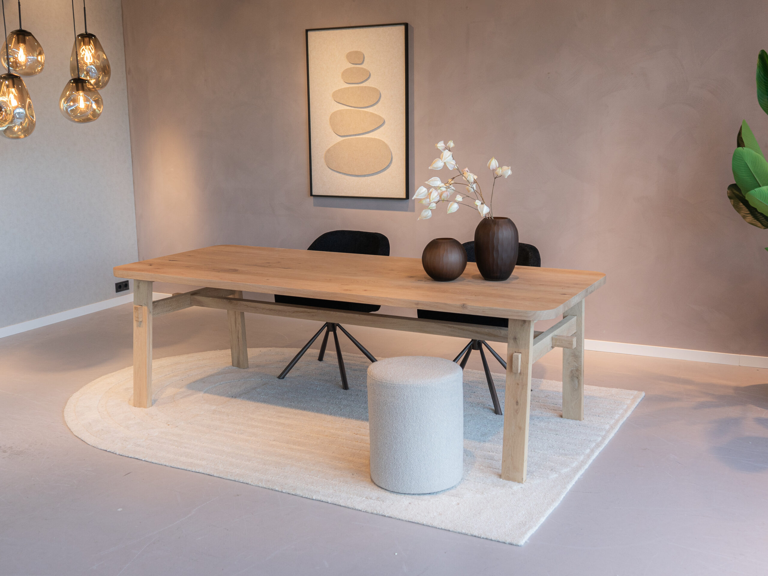 handgemaakte eiken tafel met subtiele houten poten en een moderne flair