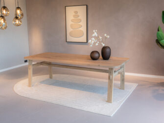 minimalistische eiken tafel met dun tafelblad