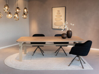 eiken tafel met dun tafelblad en slanke houten poten