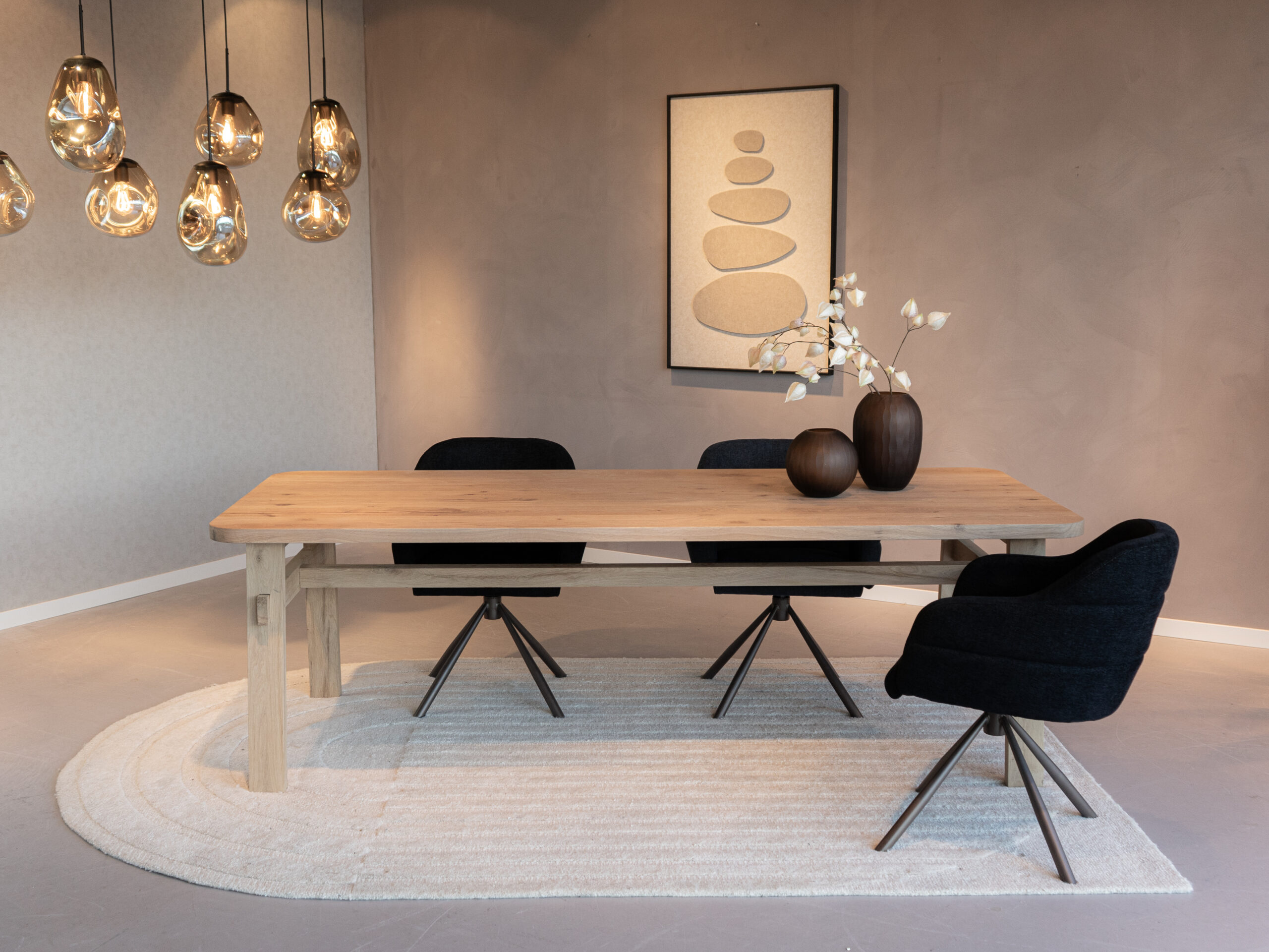 eiken tafel met dun tafelblad en slanke houten poten