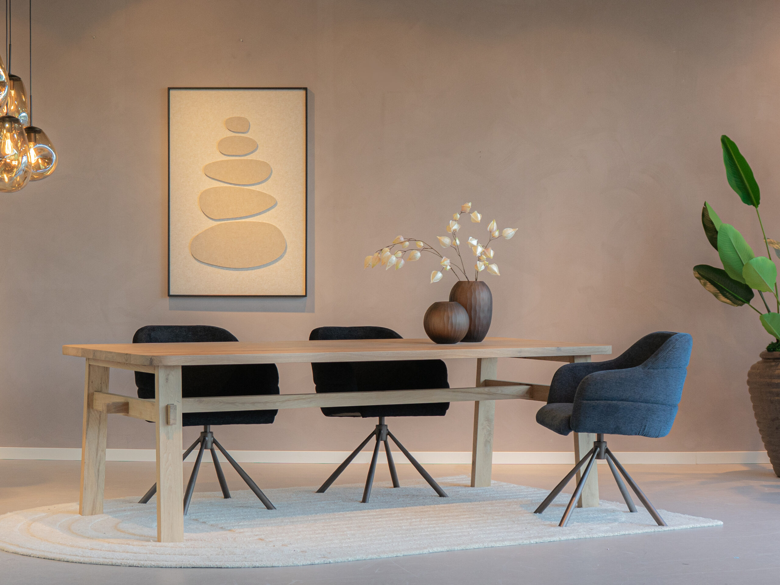 eiken tafel met robuust houten frame en landelijke uitstraling