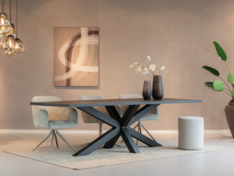donkere eiken eettafel met metaal frame