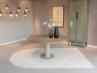 eettafel massief eiken met lichte metaal kleur onderstel