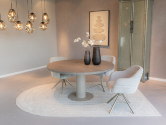 rustieke eiken eettafel met metalen poten en lichte eetkamerstoelen