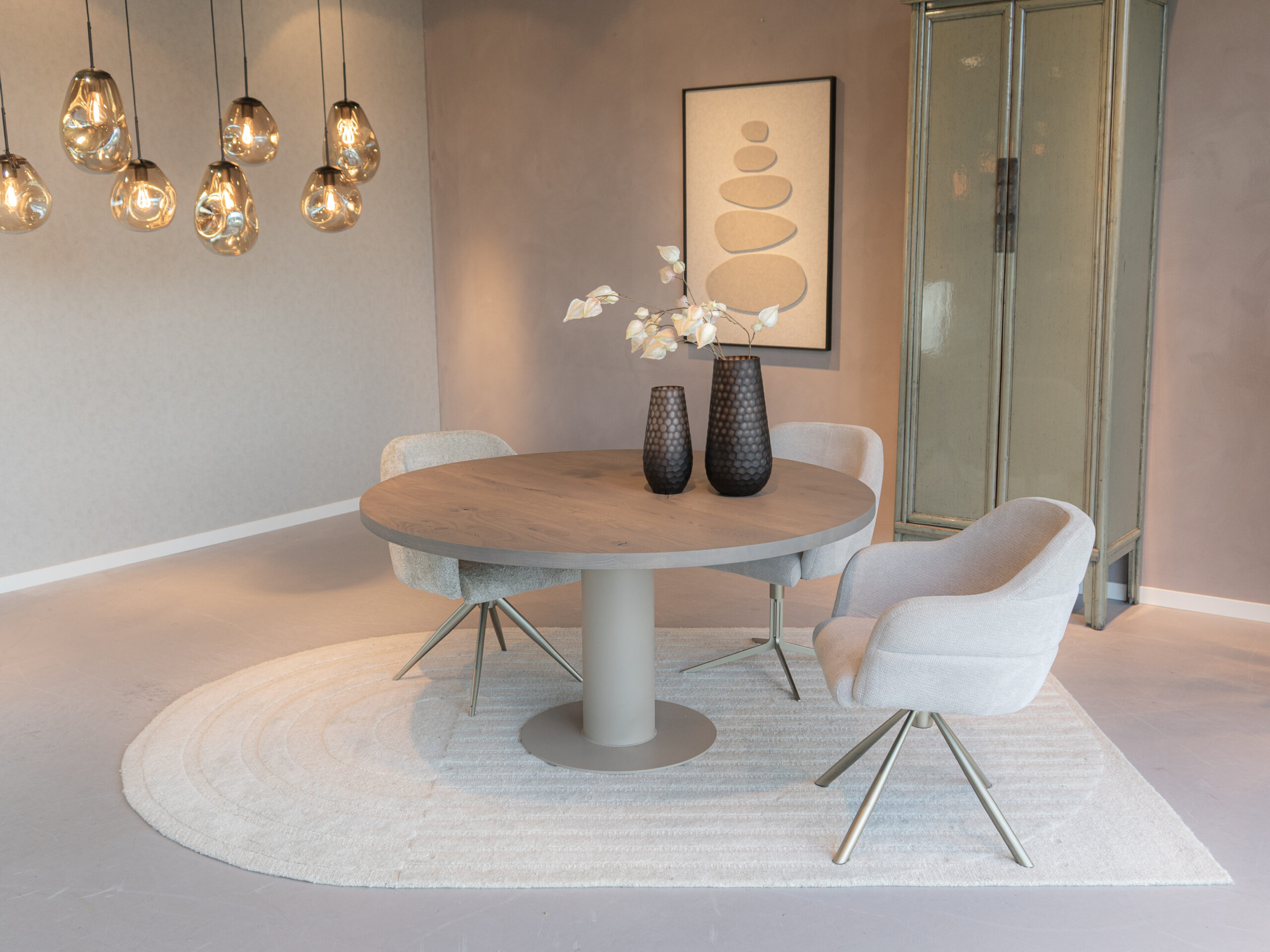 rustieke eiken eettafel met metalen poten en lichte eetkamerstoelen