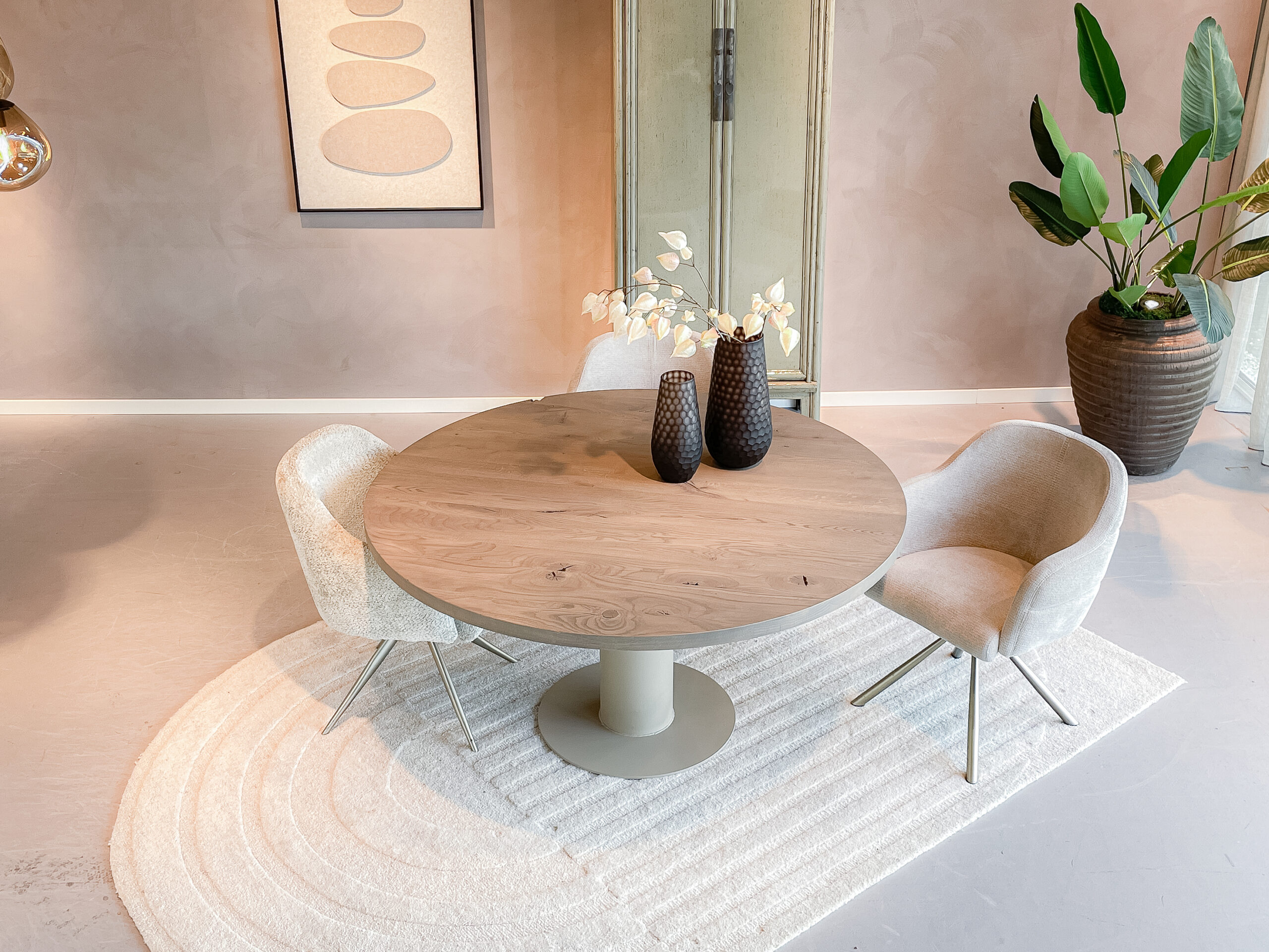 ronde eikenhouten eettafel met stevig metalen frame