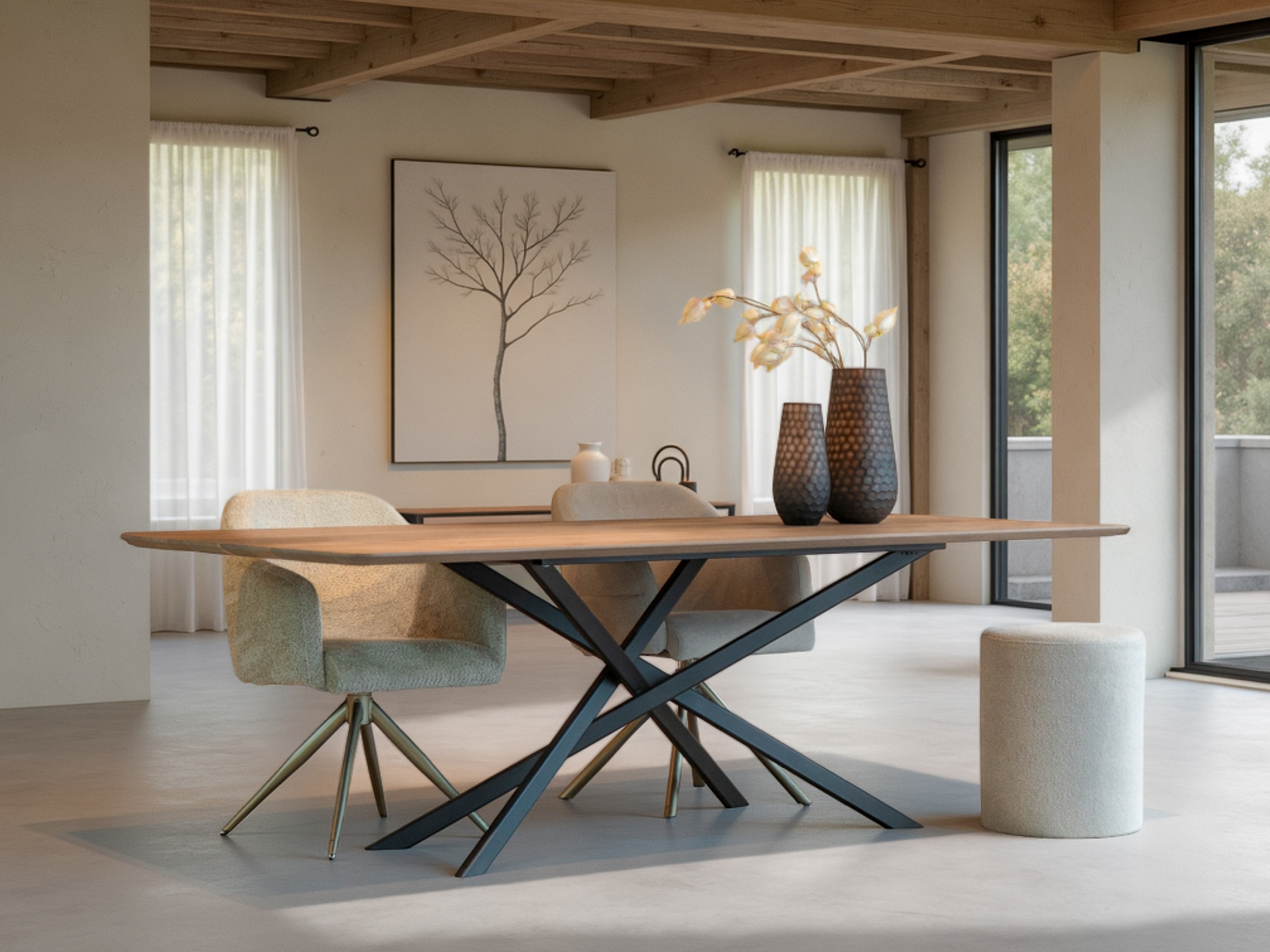 Strakke eikenhouten eettafel met een verfijnd blad op een sculpturaal stalen frame