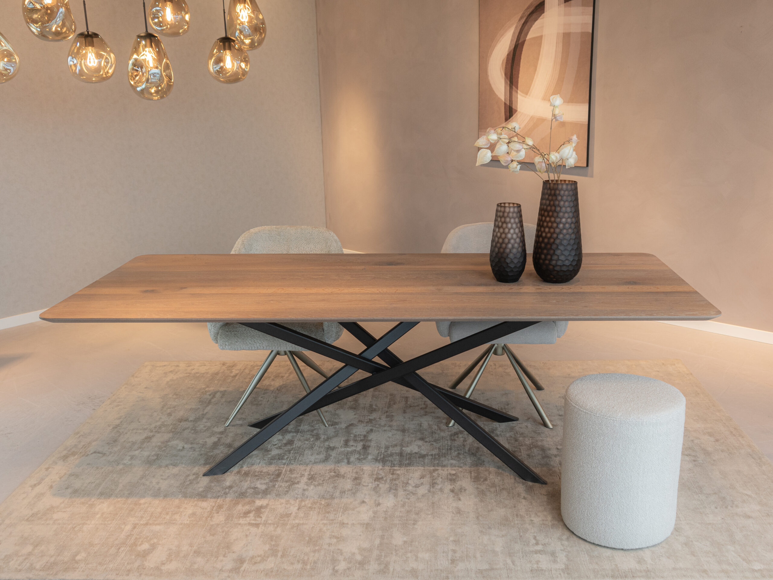 massief eiken rechte eettafel met tijdloos design en robuuste uitstraling