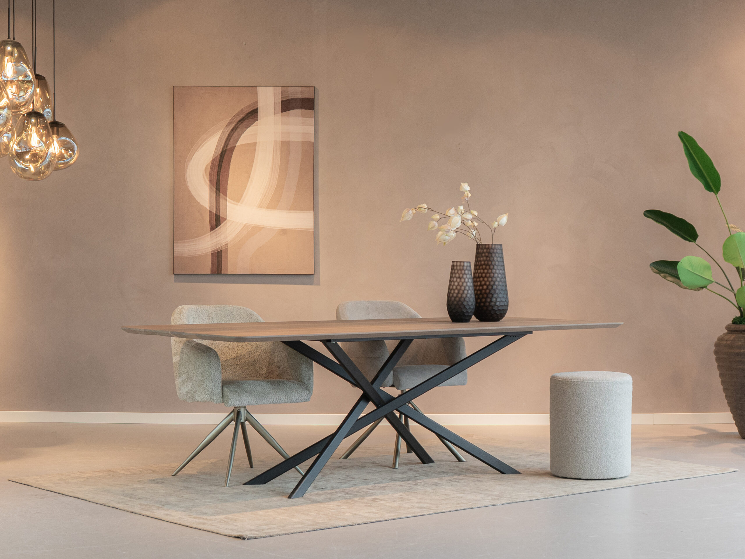 rechthoekige eikenhouten eettafel met subtiele houtnerf en warme tinten