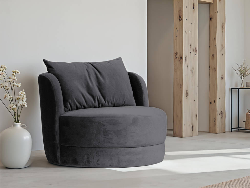 Ronde fauteuil in donkergrijze bekleding met twee grote comfortabele kussens