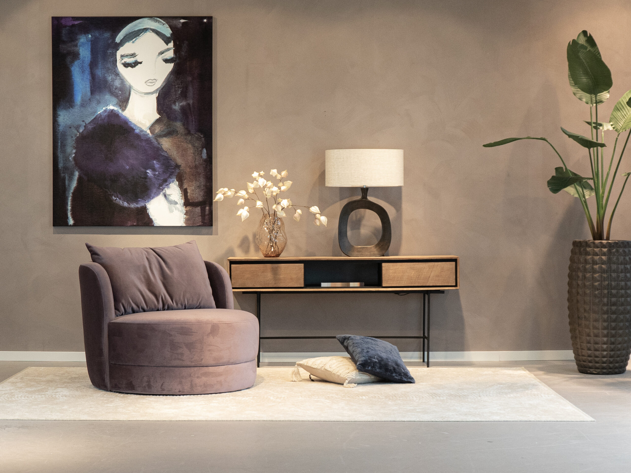 Velvet ronde fauteuil met brede zitting en los rugkussen in zachte stof