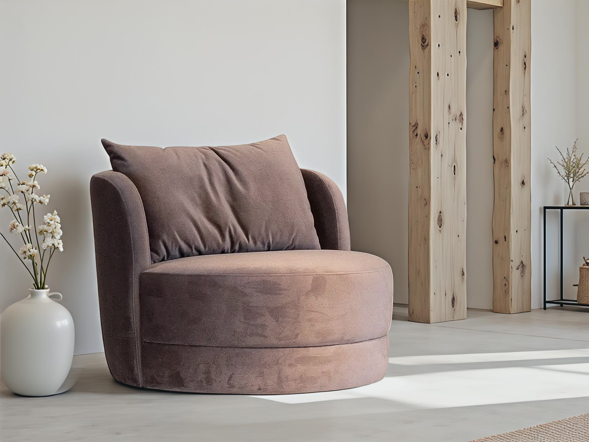 Fauteuil met ronde zitting en grote kussens in zachte bekleding