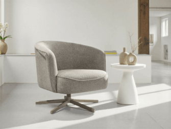 licht bruine draaistoel met beige metalen onderstel