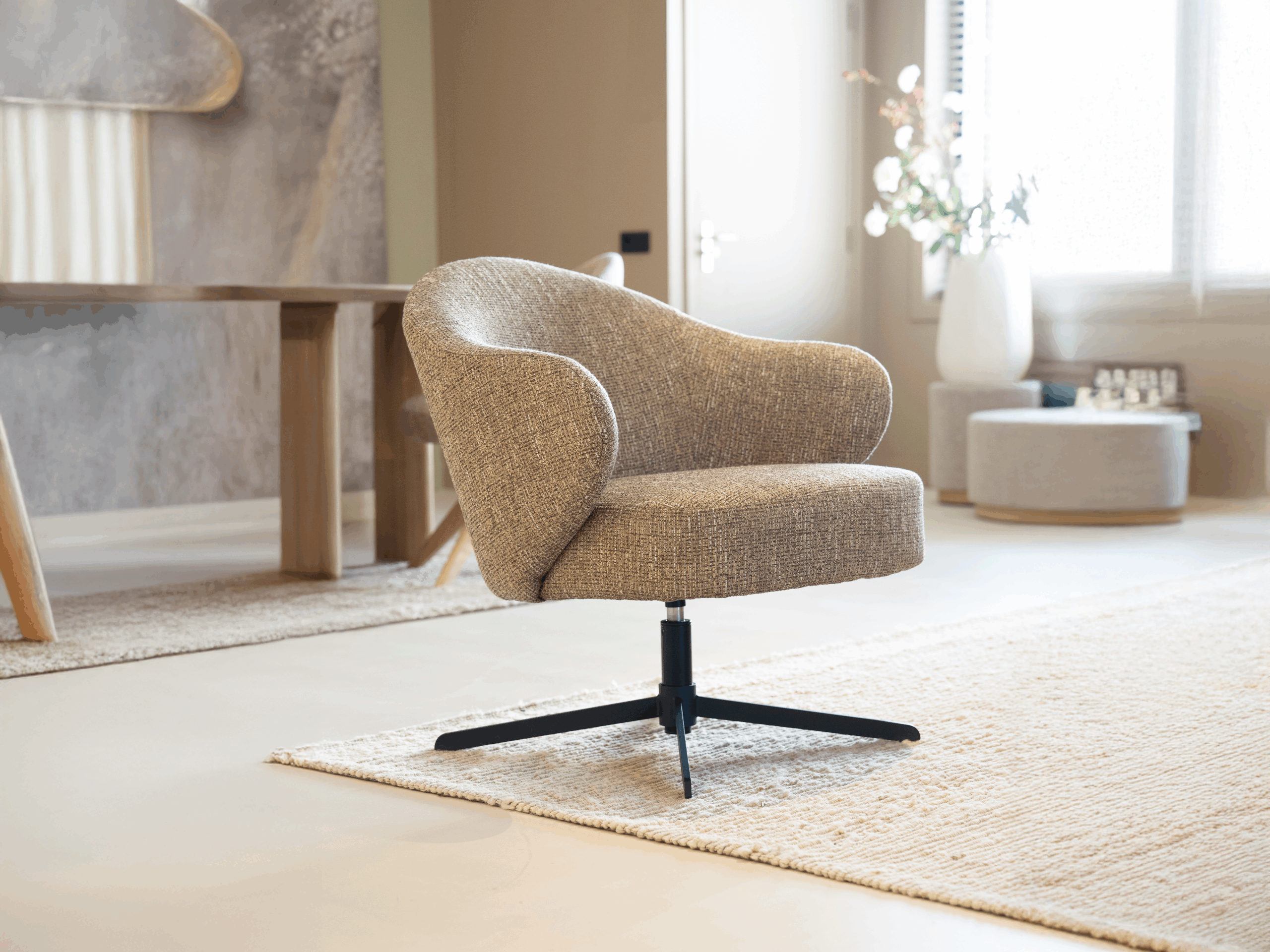 Draaifauteuil met gemêleerde geweven print.