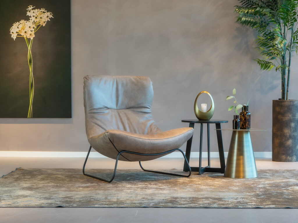 Leren oorfauteuil in een taupe kleur